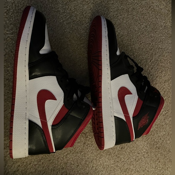 Air Jordan Retro 1 Mid 6.5Y Red Black Nike High Tops - Picture 2 of 5